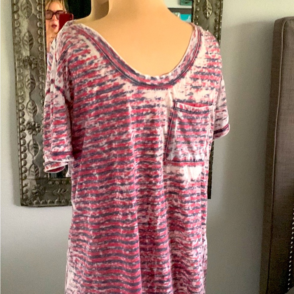 TEE SHIRT DISTRESSED LOOK RED AND BLACK TIE DYE SIZE XS